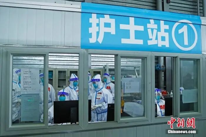 资料图:4月10日,记者探访上海市浦东新区新国际博览中心方舱医院n3舱.