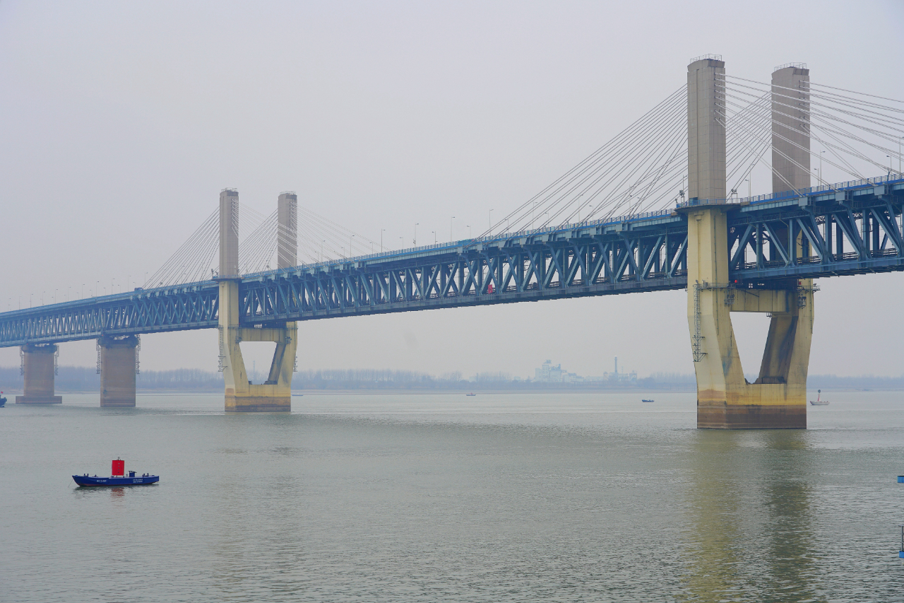 芜湖长江大桥公路桥设计通行能力实际通行量三桥开通后,一桥通行量3万