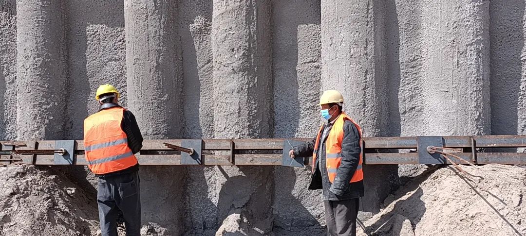 在河北燕达陆道培医院项目施工现场,工人们正在进行护坡钢腰梁施工.