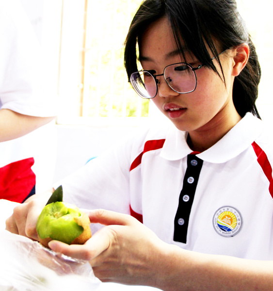 中学校园劳动月学生创意水果拼盘赛出智慧和快乐