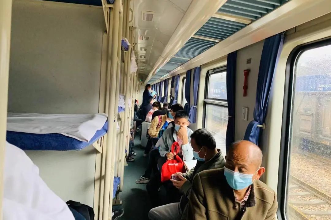 维护好车厢内的秩序各车厢乘务员坚守岗位了解相关情况列车长及时联系