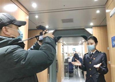 吉林客运段动车队列车员,预备列车长刘影拍摄短视频中.