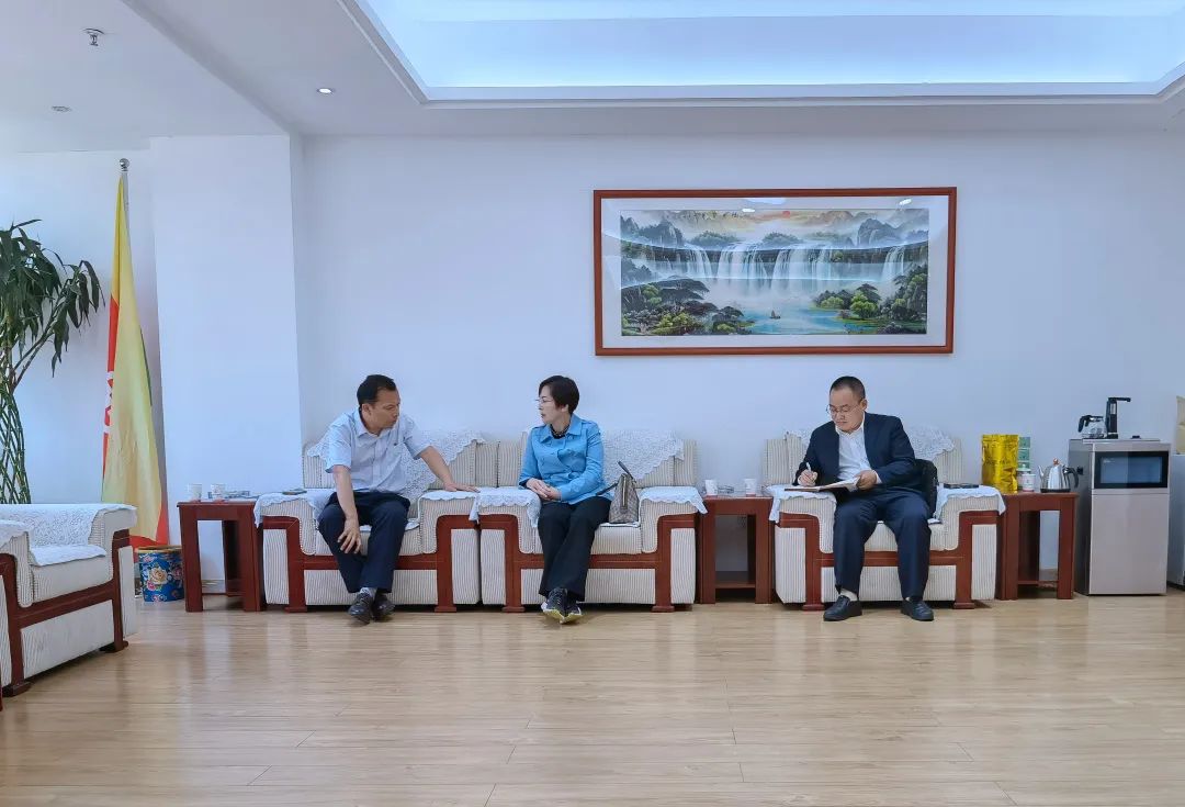 银行走访调研,并与县农商行董事长向云勇,监事长田金平,副行长宋海东