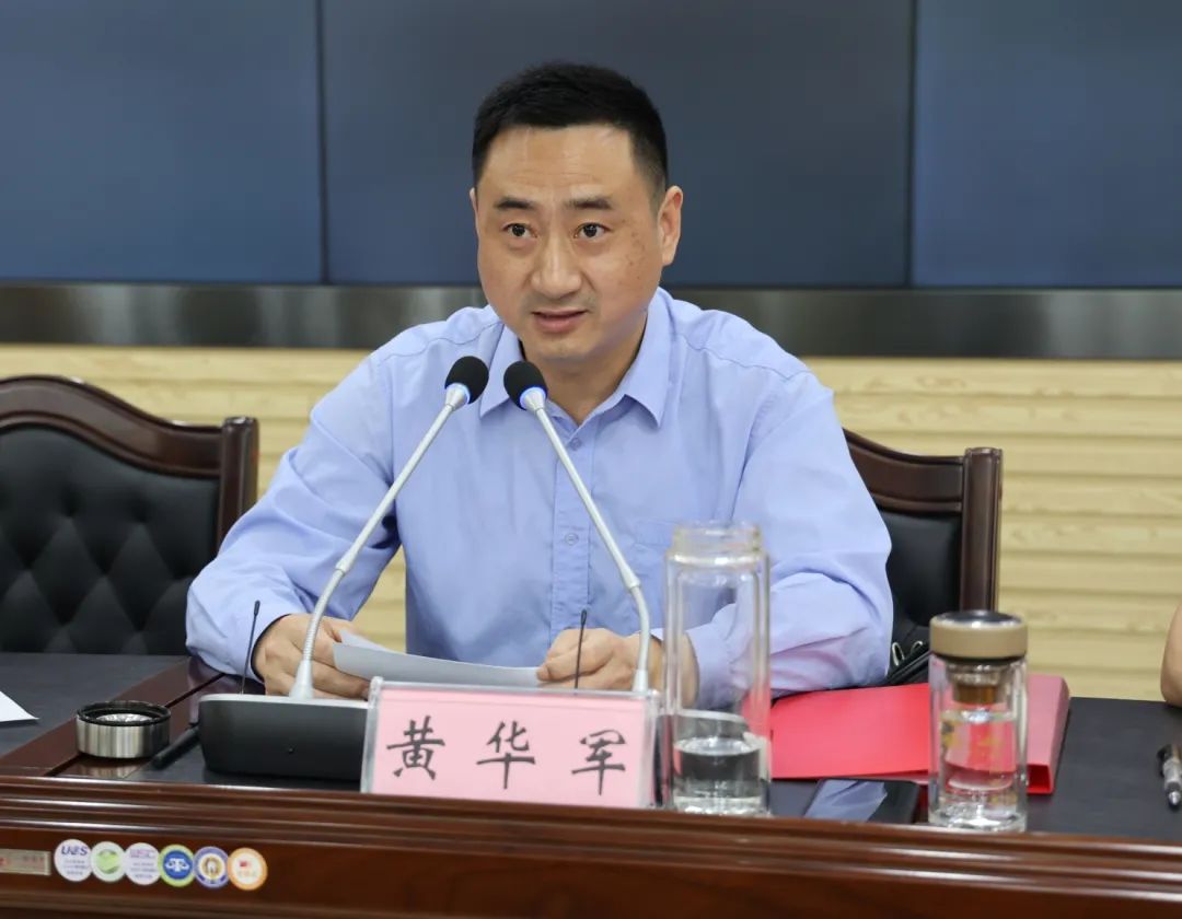 就驻庭警务站下阶段工作如何开展,黄华军提出了三点意见.