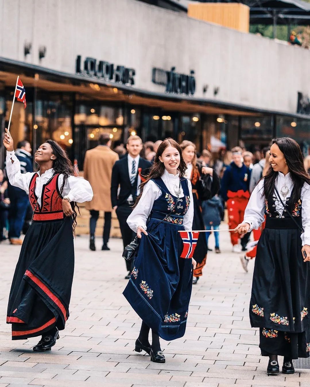 挪威人是怎么把国庆变成全民狂欢的