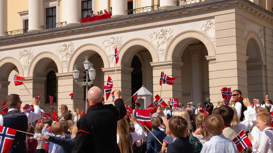 挪威人是怎么把国庆变成全民狂欢的