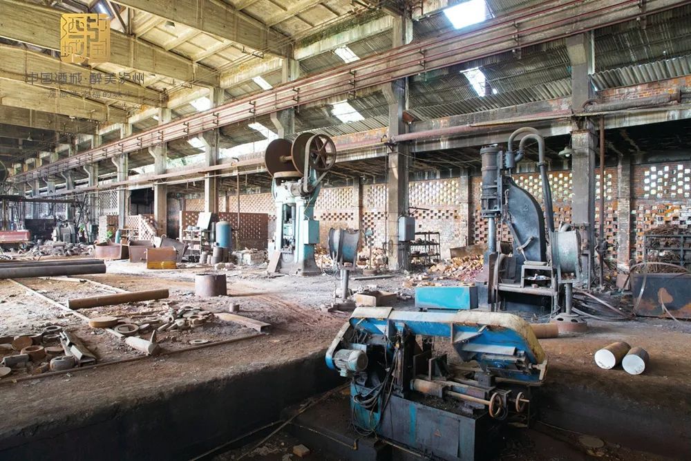 机械工业建设以"三长厂"为主,即长江挖掘机厂,长江起重机厂,长江液压