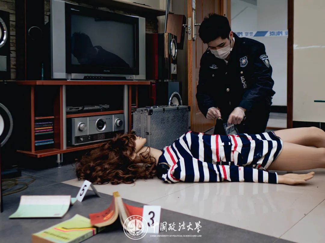 在模拟犯罪现场提取脚印,指纹不能有一点疏忽现场勘察的期中考核正在