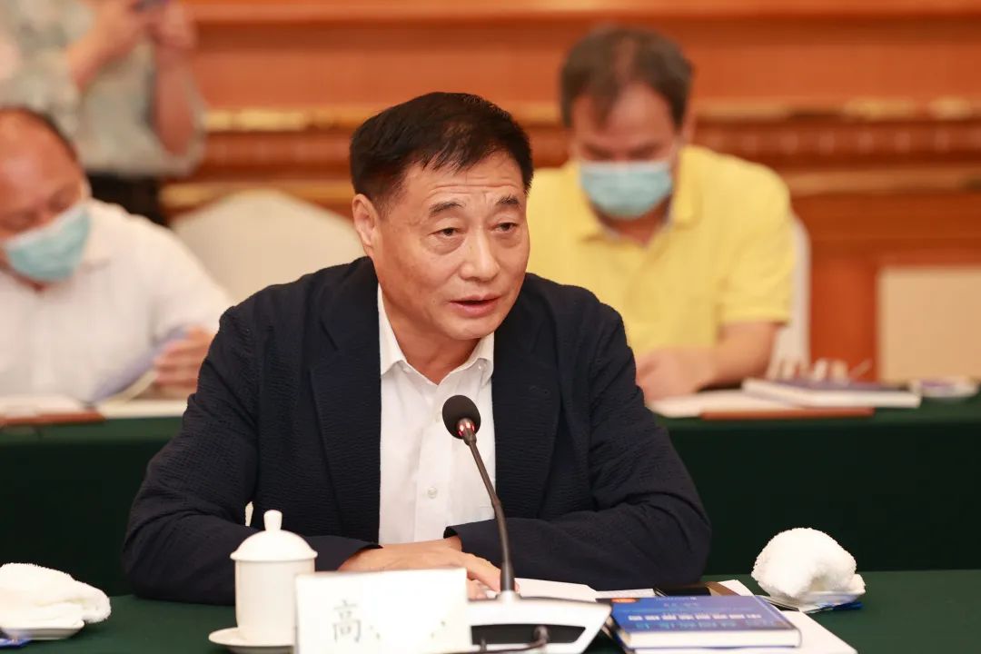 深圳智库联盟理事长,深圳市决咨委专职常务副主任高振怀发言.