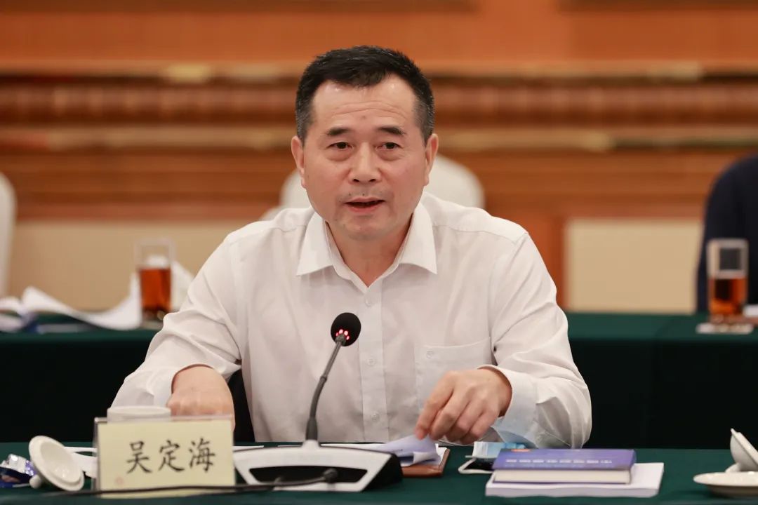 深圳市社科院院长,党组书记吴定海发言.