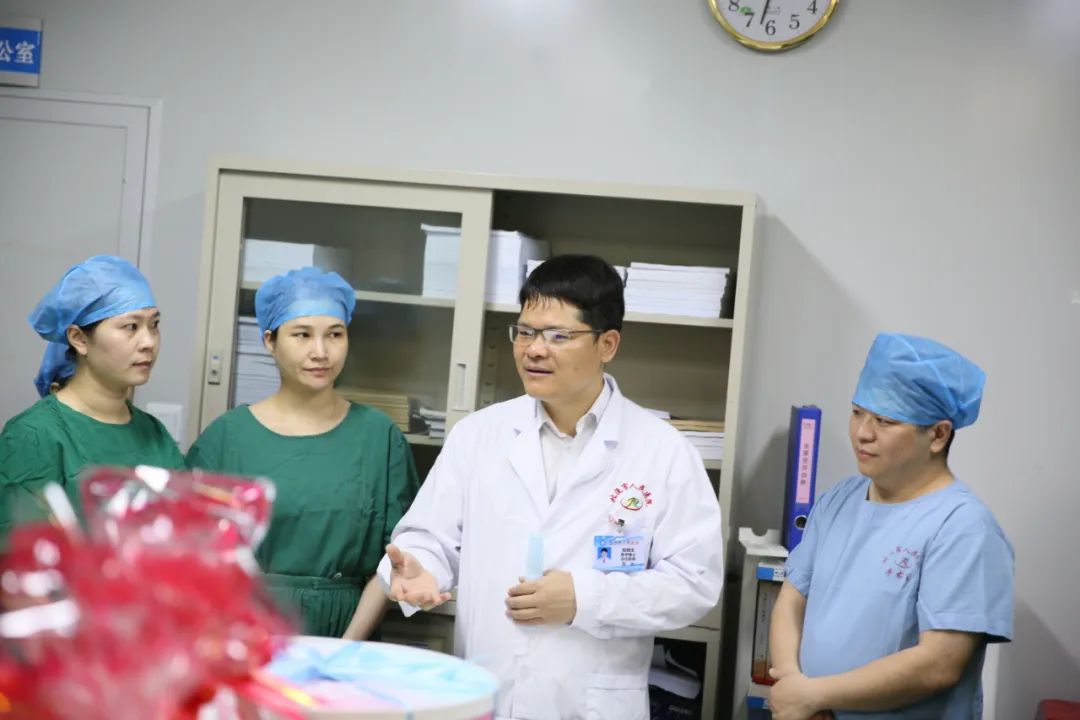 陆晓生院长带队慰问手麻科