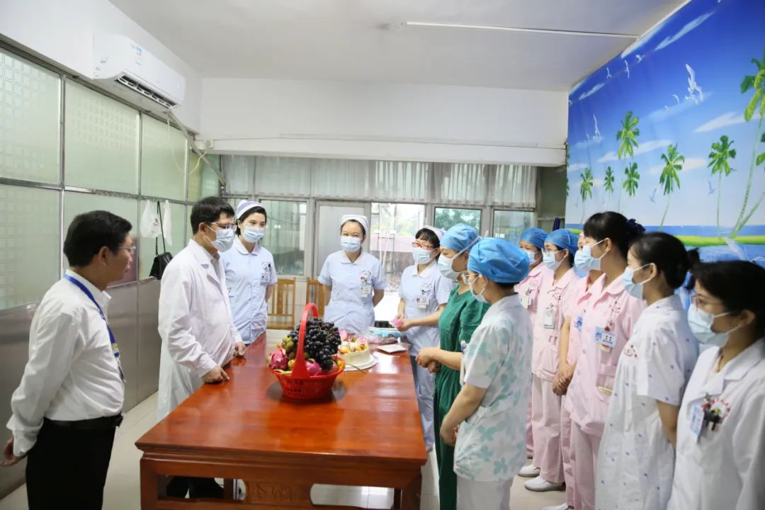 陆晓生院长带队慰问产科