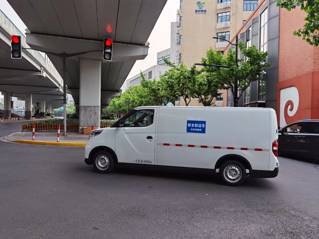 5月16日一早,一辆辆贴有蓝色"样本转运车"标签的车辆驶出北科创集团"