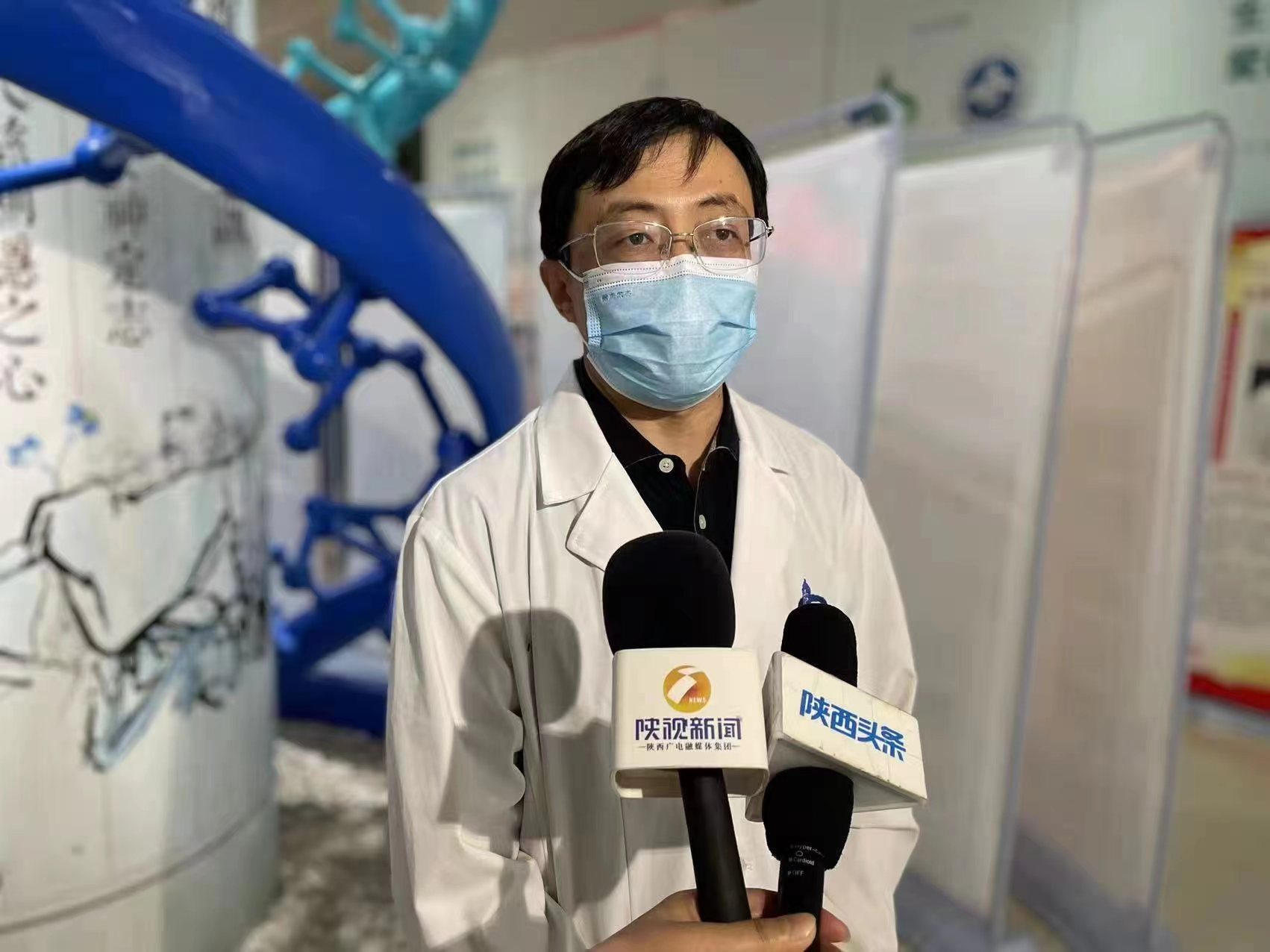 叶峰:从各国监测新冠肺炎发病,重症,死亡的情况分析来看,60岁以上人群