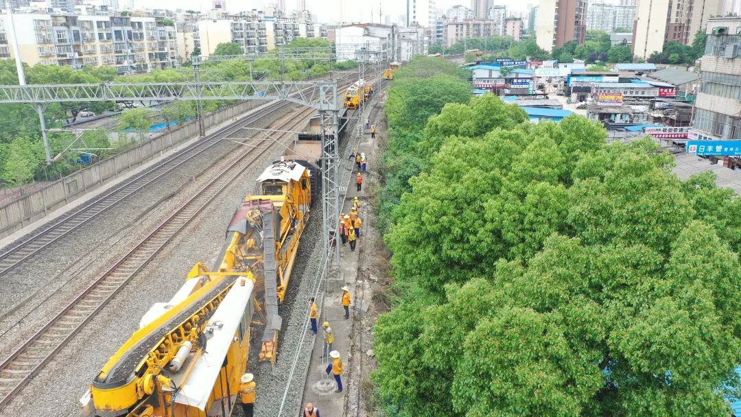 半年集中修完美落幕集团公司管内京广铁路普速线武汉大型养路机械运用
