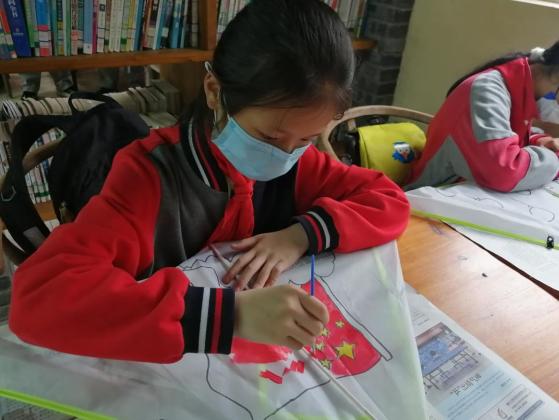 文明实践请党放心强国有我主题风筝制作活动