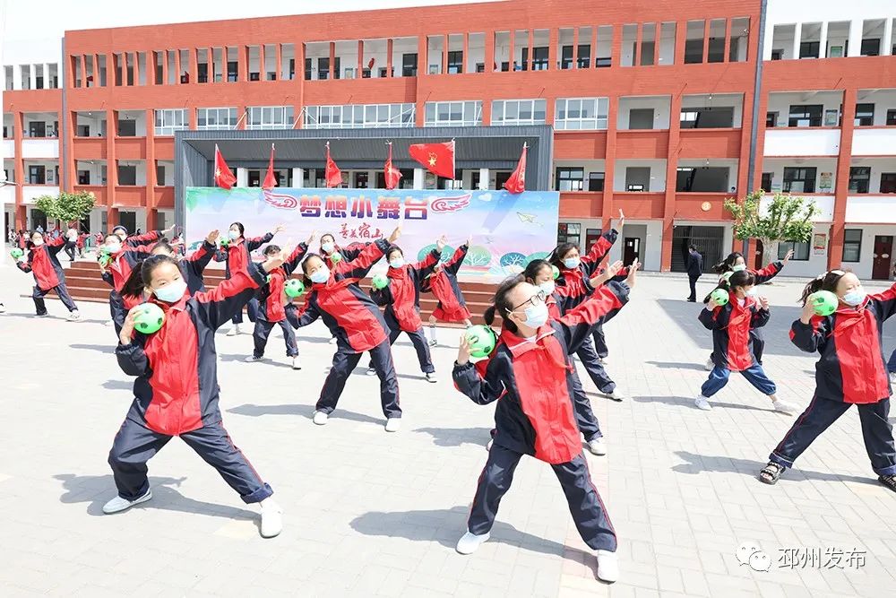 宿羊山鎮中心小學動員全校教師,相繼開設了陶笛,書法,手抄報,創意美術