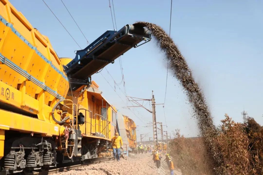 沪昆铁路集中修36台大型养路机械圆满完成任务