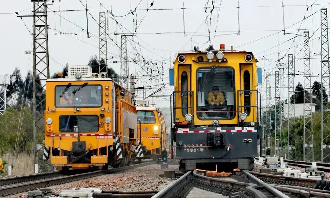 沪昆铁路集中修36台大型养路机械圆满完成任务