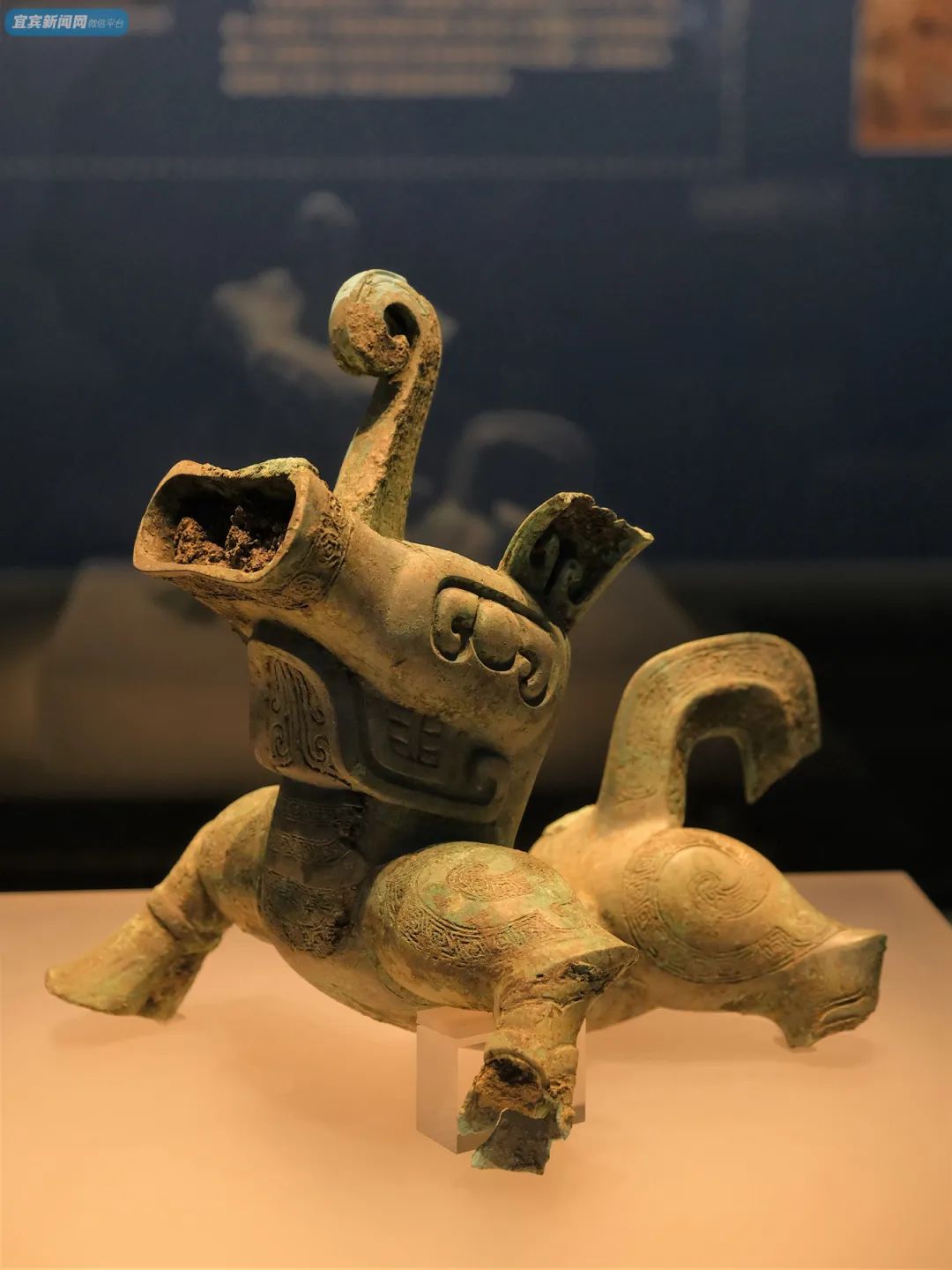 三星堆遗址祭祀区三号坑坑底这件铜神兽出土于首次公开展出:青铜神兽"