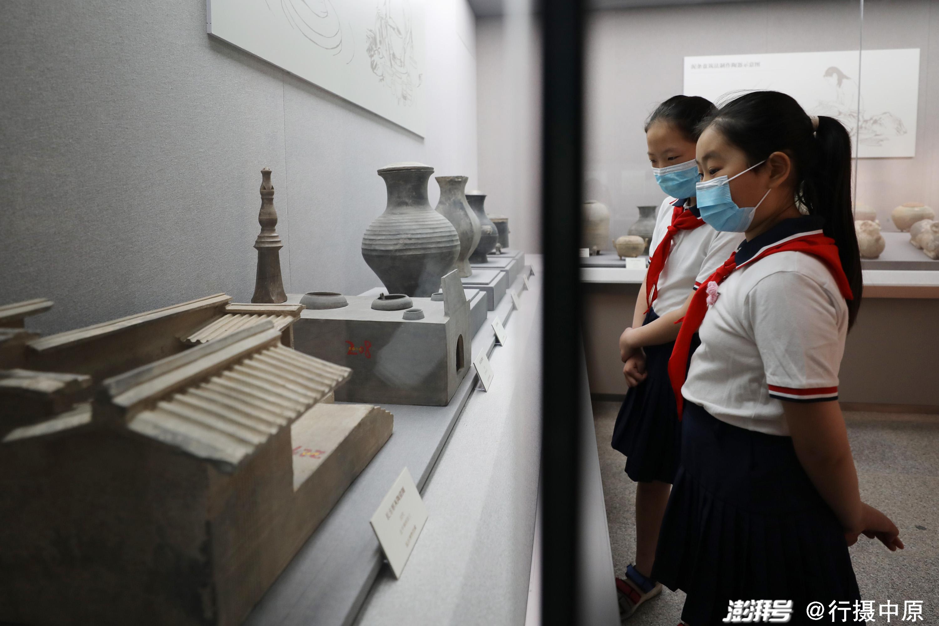 5月18日,河南省焦作市温县博物馆工作人员为温县第一实验小学学生讲解