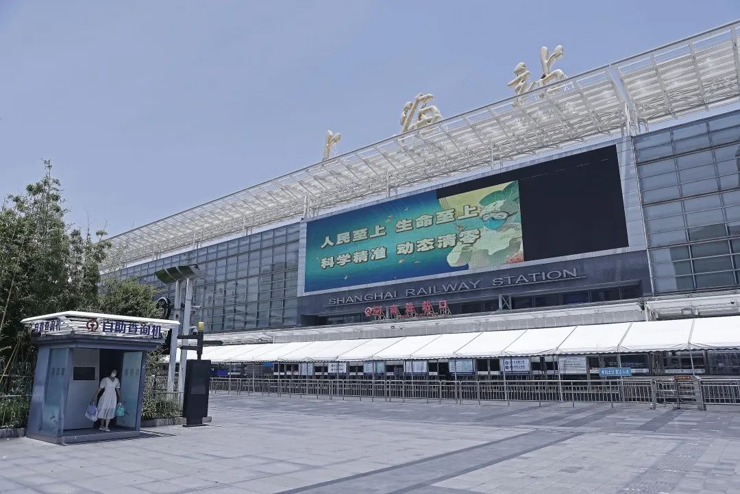 2022年5月18日,在铁路上海站,旅客提着行李准备进站