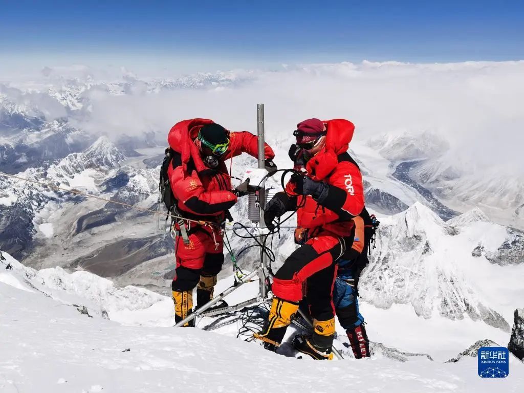 无惧风雪鉴未知长空万里探山河中国珠峰科考踏足新境界
