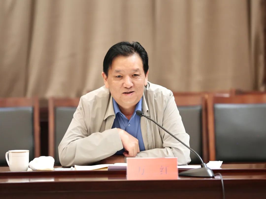 点军区委书记万红,点军区委副书记,区长黄文云,宜昌市电子信息产业园