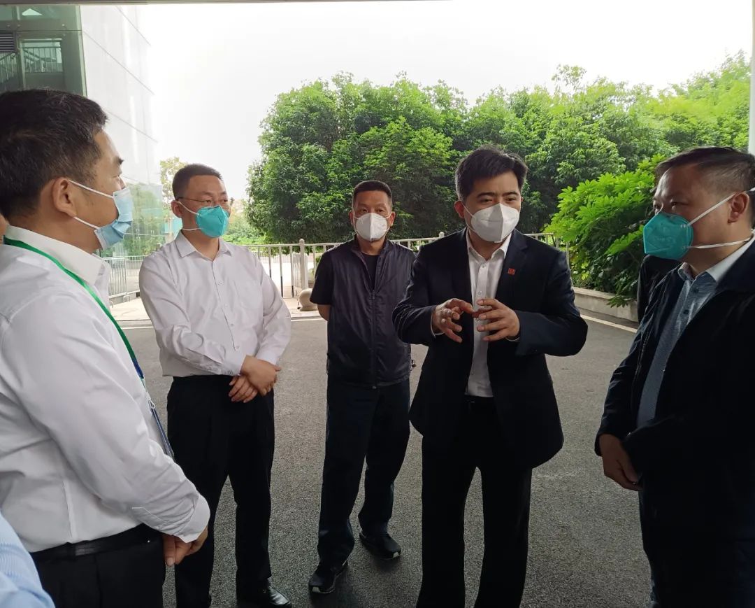 胡俊峰深入南昌西站现场调度重点地区来返昌人员转运工作