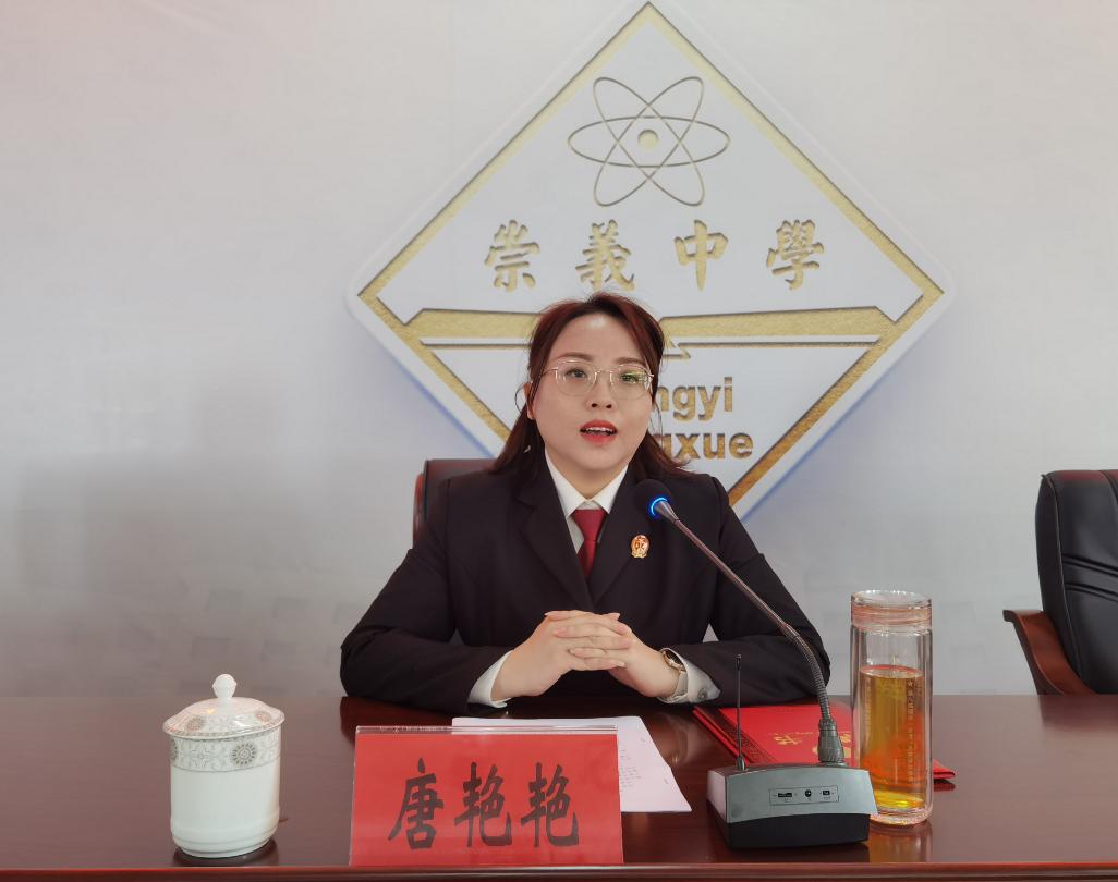 活动中,唐艳艳"以案释法",通过各种典型案例和故事,给同学们上了一堂