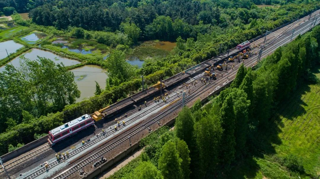 京广铁路普速线武铁管段第一阶段固定设备集中修圆满收官