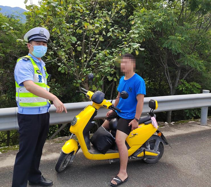 危險男子騎電動車高速逆行