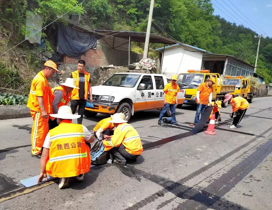 74 5月11日,漢中市公路局召開244國道留壩重大災毀應急修復工程現場