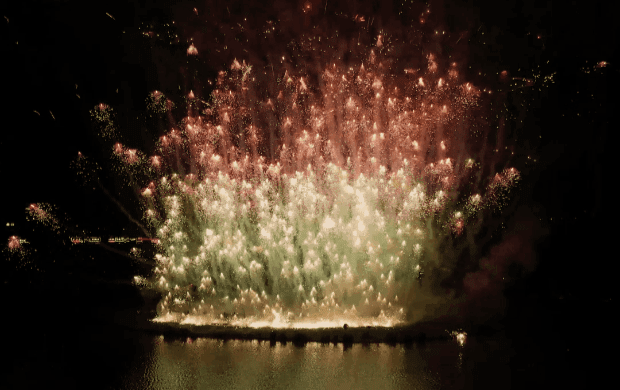 就在今晚绝美冷烟花秀来了