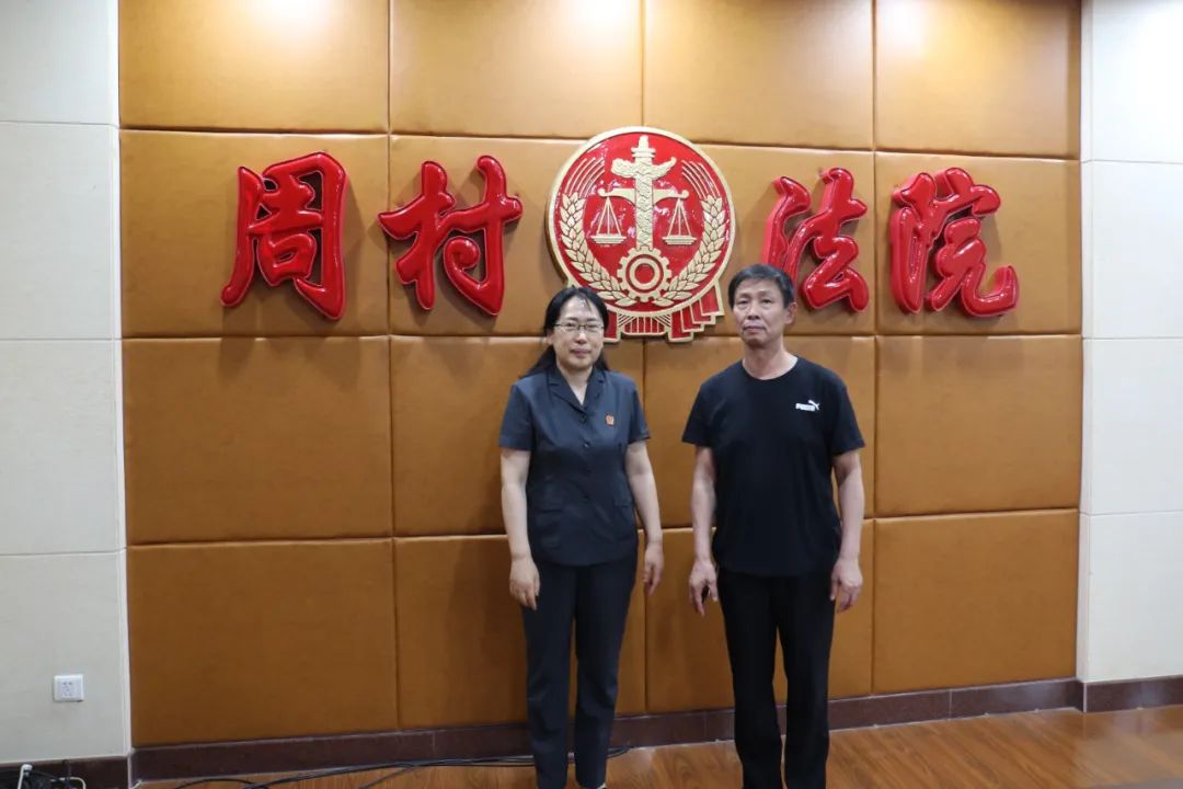 院党组书记,院长丁文为退休的仇法珂,张明,高俊功3名同志颁发退休证