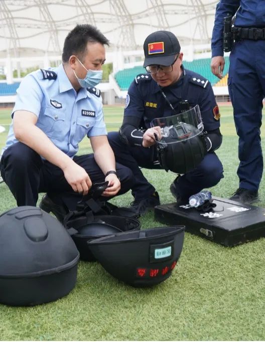 调研组首先来到区法院法警大队训练基地,现场观摩了区法院司法警察