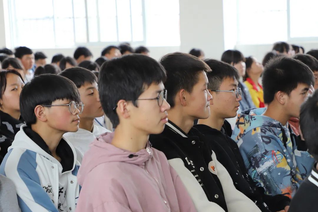 【陆法为民】法治副校长履职进行时——法官携法进