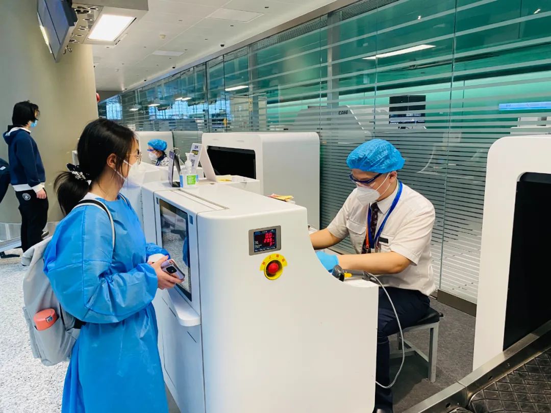 12时45分起,东航就在虹桥机场t2航站楼c岛值机区域开设了10个柜台