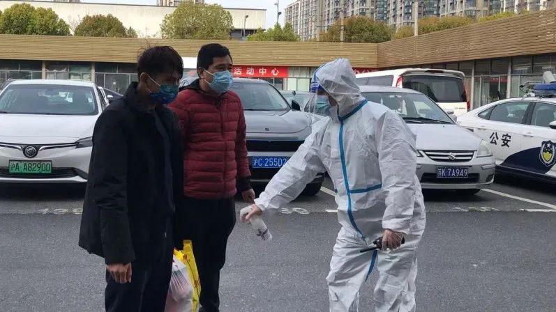 国展所赵雯清凌辉,交警支队一大队勤务辅警,疫情期间在北青华徐协助