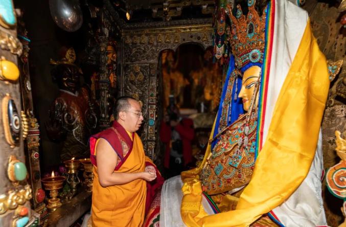 班禅额尔德尼确吉杰布在拉萨大昭寺朝拜