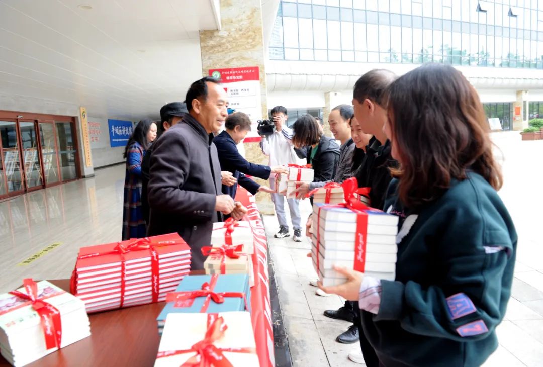 文明平坝区文艺学会组织本土作家到区图书馆开展赠书活动
