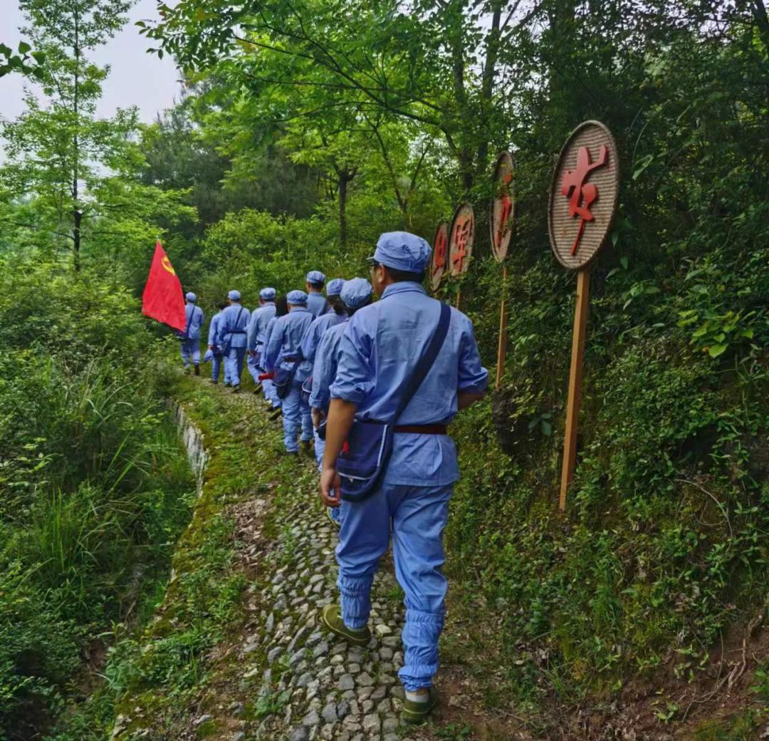 重走长征路,脚踩的是红军将士们用鲜血铺染的土地,耳边响起的是讲解员