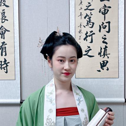 双蟠髻双蟠髻是古代中国妇女发式之一,又名"龙蕊髻",髻心特大,有双根