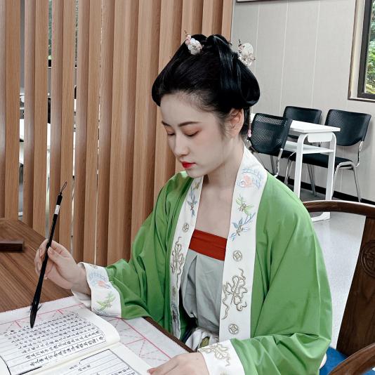 双蟠髻双蟠髻是古代中国妇女发式之一,又名"龙蕊髻",髻心特大,有双根