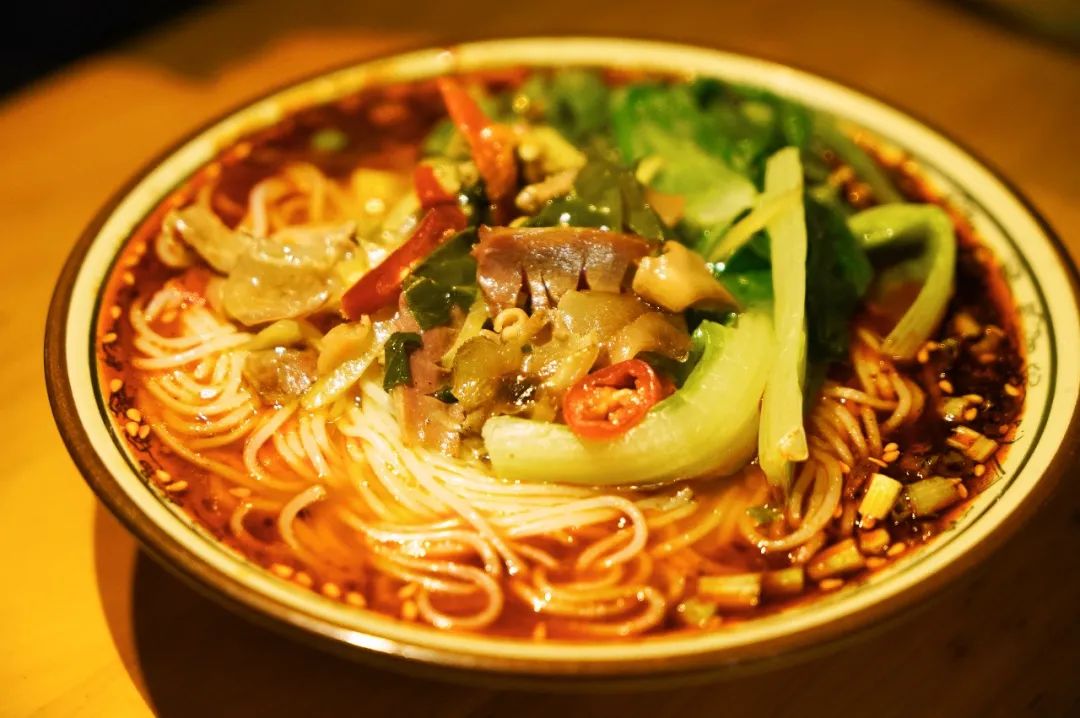 泡椒鸡杂米线·红烧牛肉面清淡呢,也有清淡的吃法.