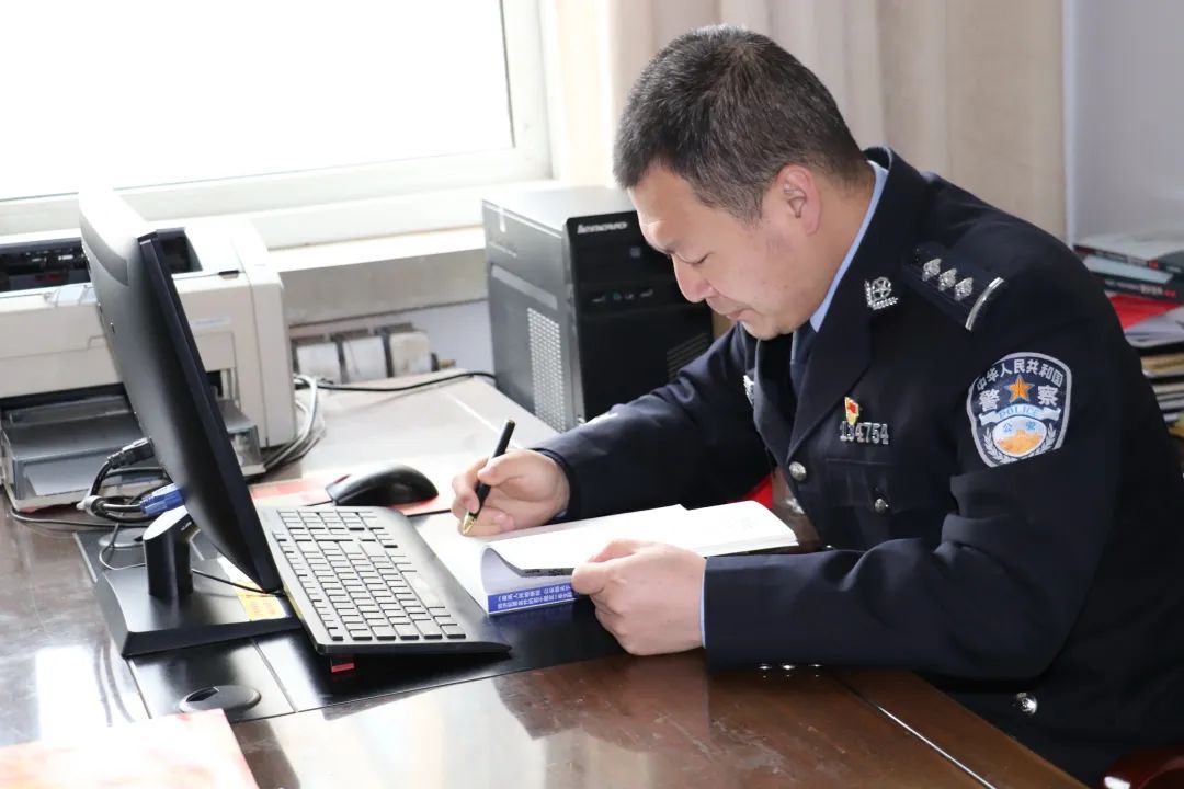 崇信县第一届年度最美人物丨最美平安守护者王小飞事迹展播