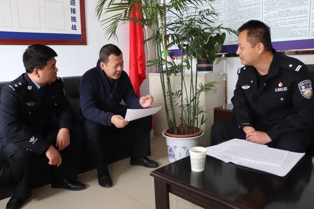 崇信县第一届年度最美人物丨最美平安守护者王小飞事迹展播