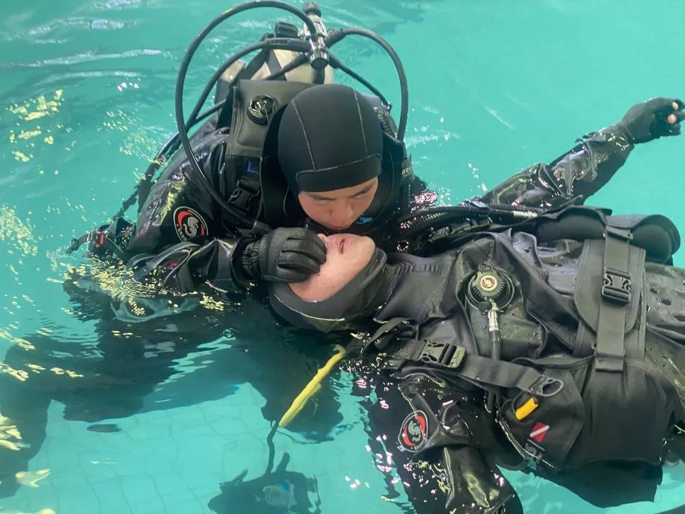 (模拟救助水面无反应潜水员)