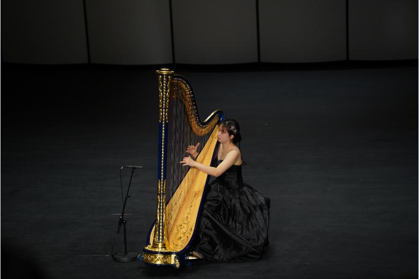 今天上午10点,主持人虞莉娅将邀请竖琴演奏家陈妤颖做客直播间,一起