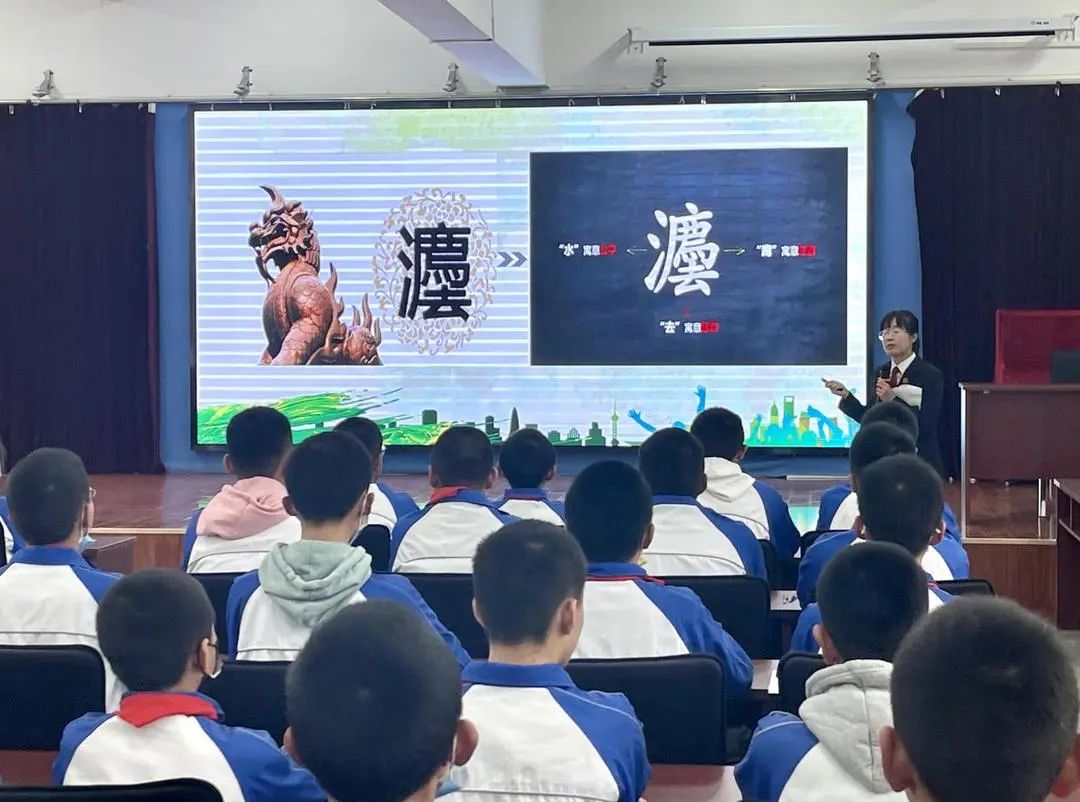 在"六一"儿童节前夕,昆明铁路运输法院受邀到昆明市西山区福海中学